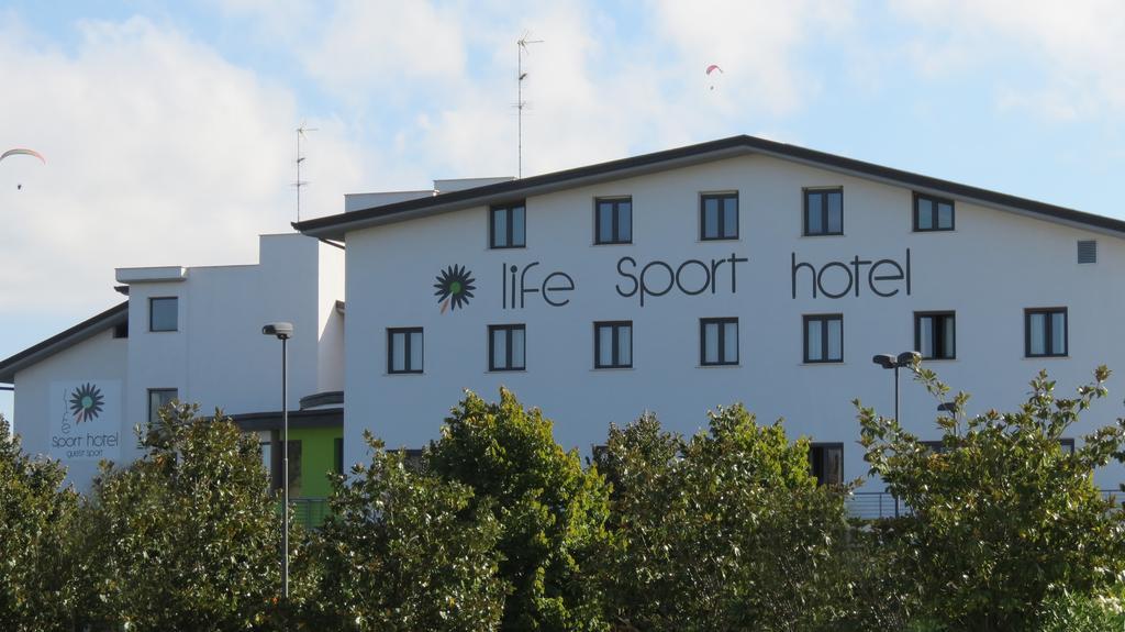 Life Sport Hotel Mentana Екстериор снимка